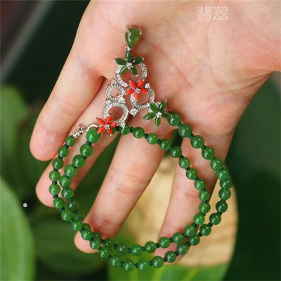 绿色的翡翠镶嵌手链寓意