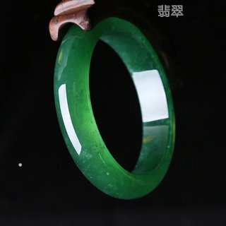 绿色的翡翠镶嵌戒指寓意