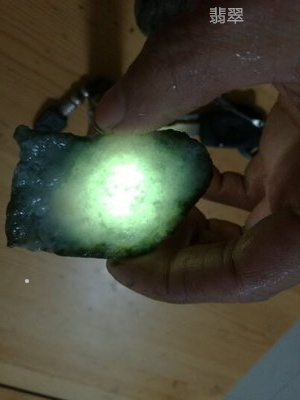 新疆绿紫色的玉石值钱吗